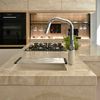 Cocina moderna con encimera de mármol