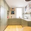 Cocina moderna con muebles verdes