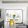 Cocina moderna con sillas amarillas