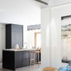 Cocina moderna en negro y blanco con techos algos