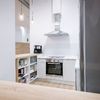 Cocina pequeña comunicada con el pasillo