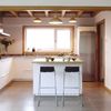 Cocina pequeña con isla central