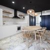 Cocina urbana con techo de color negro y puertas negras