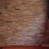 Colocación de lajas de pizarra en pared