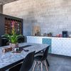 Comedor con azulejos de microcemento