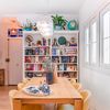 Comedor con gran librería
