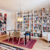 Comedor con gran librería