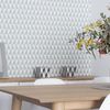 Comedor con papel pintado en pared