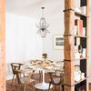 comedor con pilares de madera recuperada