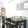 Comedor con sillas verdes