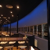 Comedor iluminado con downlights LED y tira de LEDs RGB