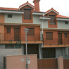Conjunto de chalets pareados verde