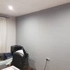 Contraste en gris oscuro en pared habitación 
