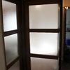 Cristalera con puerta al salón