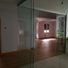 Cristaleras y vista del salón