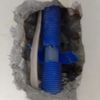 Descubierto de fuga en tubo de agua saliente de contador de agua