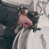 Desmontaje latiguillo en grifo de lavabo