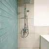 Detalle azulejo azul y ducha
