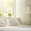 Detalle de cabecero y ventanas en dormitorio estilo romántico