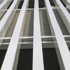 Detalle de celosías de aluminio blanco lacado