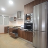 Detalle de la cocina con mobiliario abierto