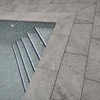 Detalle de la escalera y el pavimento.