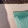Detalle de la esquina coronada con porcelánico beige.