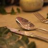 Detalle de la mesa decorada como mesa de novios