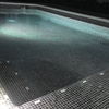 Detalle de la piscina iluminada.