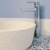 detalle de lavabo, encimera y griferia