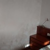Detalle de pintura y mesita