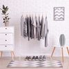 Detalle de vestidor de estilo minimalista
