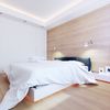 Dormitorio con pared de madera