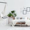 Dormitorio blanco con columpio