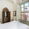 Dormitorio clásico con contraventanas de madera pintadas de verde