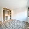 Dormitorio con armario abierto