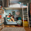 Dormitorio con cama alta de IKEA 21.