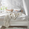 Dormitorio con cama de madera blanca y dosel de IKEA