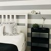 Dormitorio con carrito auxiliar de mesilla