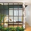 Dormitorio con cristalera