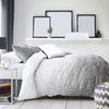 Dormitorio con cuadros blancos