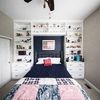 Dormitorio con estanterías