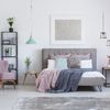Dormitorio con lámparas colgando del techo