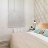 Dormitorio con luz en mesilla