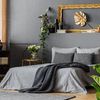 Dormitorio con motivos en oro