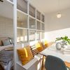 Dormitorio con muro divisor de cristal