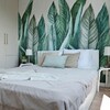 dormitorio con papel pintado