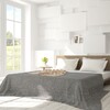 dormitorio con pared blanca