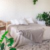Dormitorio con pared de ladrillo blanco
