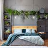 Dormitorio con pared llena de plantas